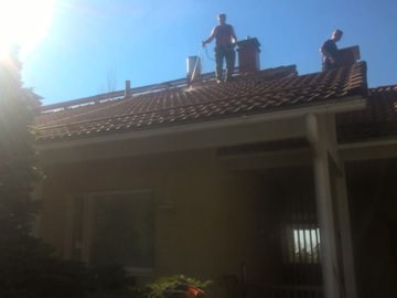 Omakotitalon katon puhdistus kasvustonpoistoaineella